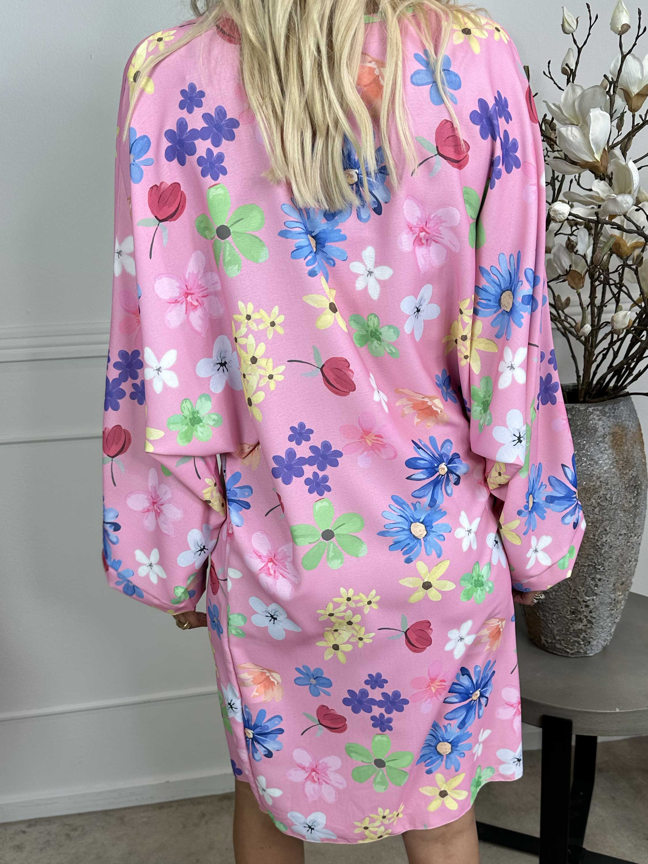 Sabina - Löst sittande klänning med blommigt tryck